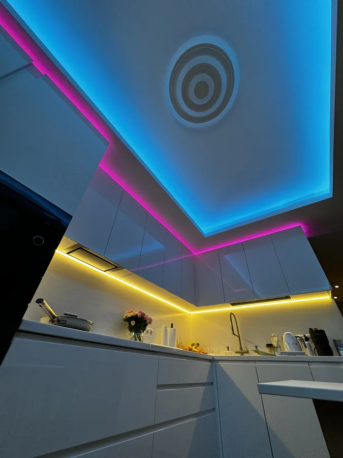 RGB подсветка потолка и теплая подсветка рабочей зоны кухни